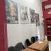 Attraversiamo la reception con una libreria a muro rossa e varie locandine di film cult sulle pareti